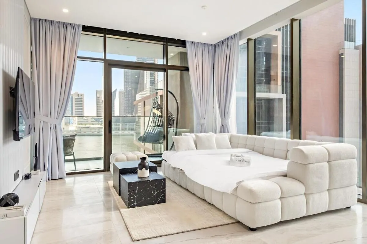 First Class 2Br Elegant Canal View Retreat Dubai